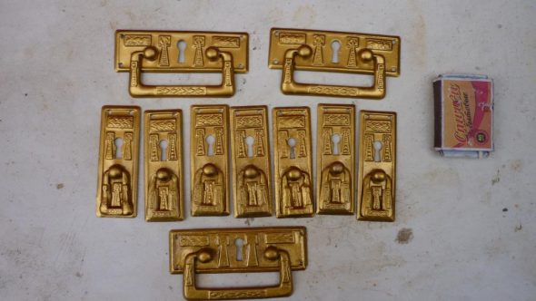 Ferrures de meubles anciens
