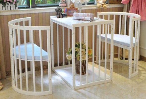 Une table et des chaises d'un lit en transformation