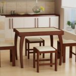 Table avec pieds galbés et tabourets pour une petite cuisine