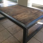 table avec pieds en métal à partir d'un tuyau profilé