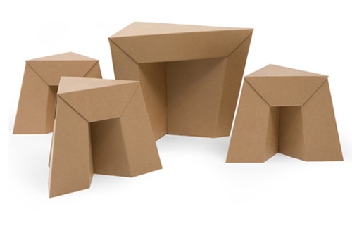 Table en carton ondulé avec tabourets