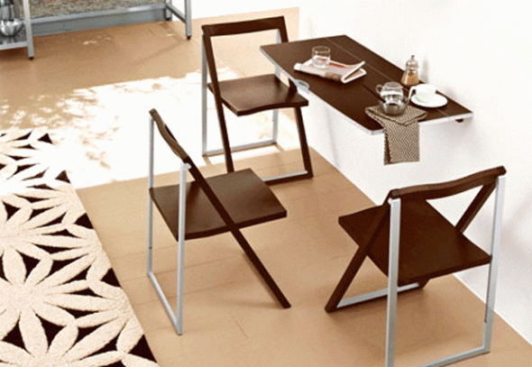 Des chaises pliantes et une table pliante pour une petite cuisine