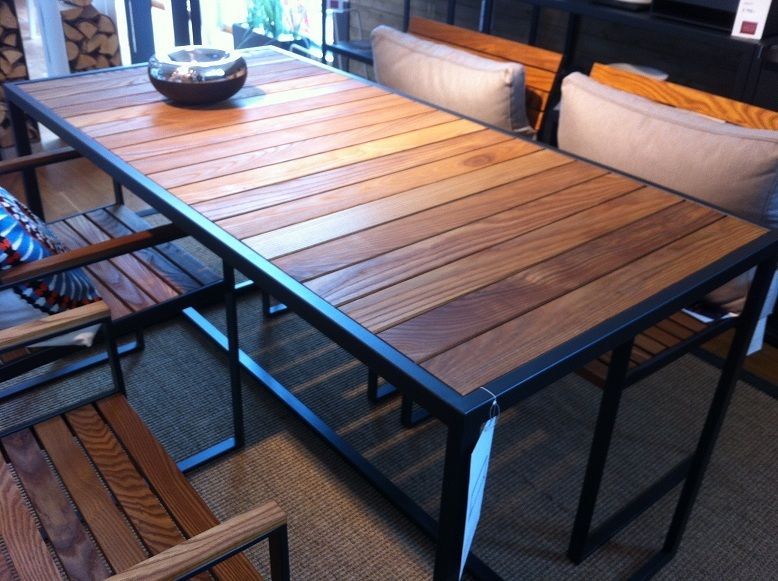 table et chaises du profil