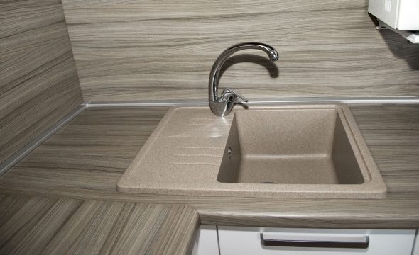 Comptoir en pierre artificielle et socle en aluminium de la couleur des accessoires