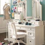table de maquillage avec chaise