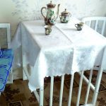 Une table et deux chaises du lit des enfants