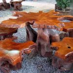 Tables et chaises de la gamme pour donner semi-antique avec leurs propres mains