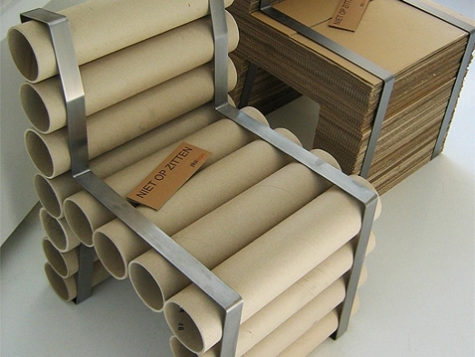 Chaise de canette en carton