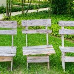 Chaises de vieilles planches