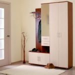 Mobilier clair pour ajouter de l'espace