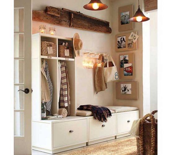 Mobilier clair dans un petit couloir