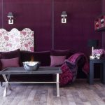 Canapé violet foncé dans le salon