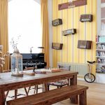 Mobilier sombre dans un petit appartement bien éclairé