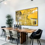 La couleur jaune chaude a fière allure avec une noix