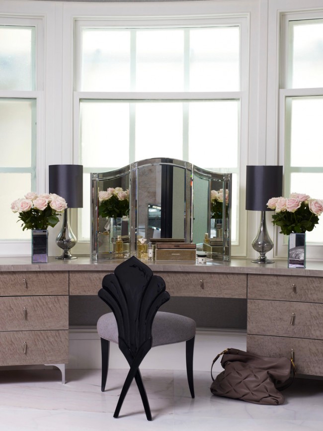 table de maquillage avec des fleurs