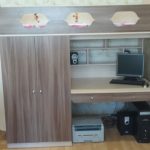 Mobilier confortable pour enfants avec un bureau pour l'ordinateur, un lit et une armoire