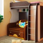 Lit mezzanine confortable et abordable avec un canapé en bas