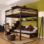 Lit mezzanine confortable avec canapé en bas