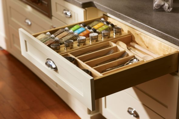 Organisation pratique de la coutellerie et des pots avec des épices