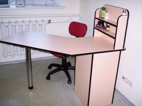 Table pratique pour manucure