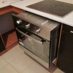 Cozinha de canto com eletrodomésticos integrados