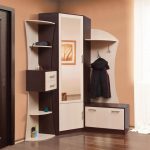 Armoire d'angle dans le hall