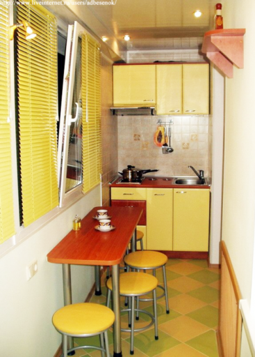 Bar étroit dans la cuisine le long de la fenêtre