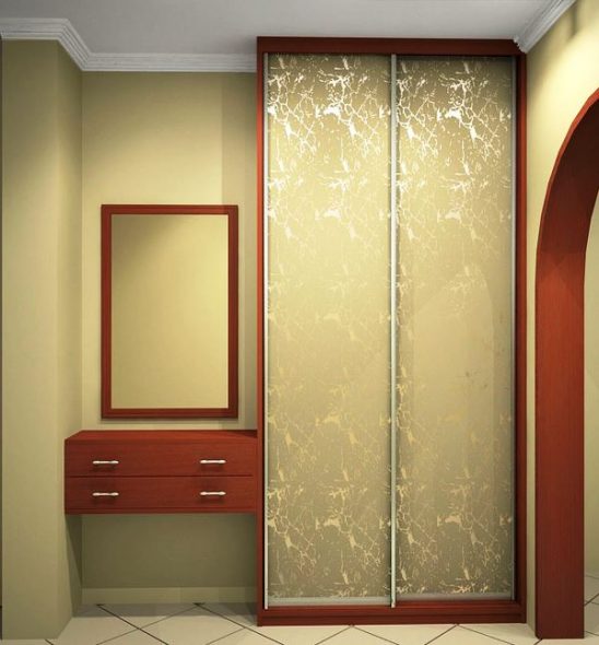 Garde-robe étroite pour le couloir