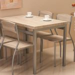 Option de tables et chaises en bois pour une petite cuisine