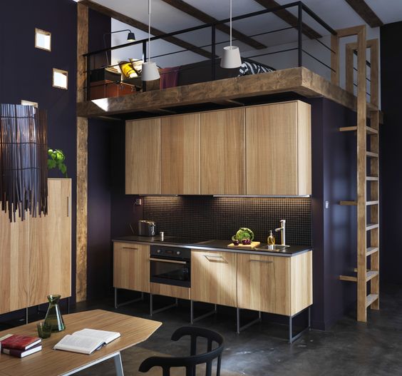 Lit mezzanine intégré au-dessus des meubles de cuisine