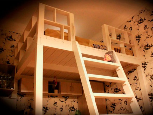 Lit mezzanine intégré fixé au mur et au sol