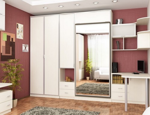 Lit encastré dans le placard avec façades en miroir