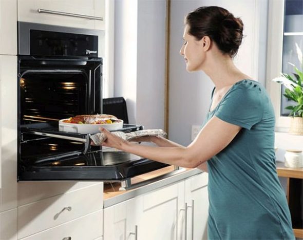 Forno embutido a uma altura confortável