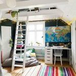 Lit haut sous plafond avec espace de travail