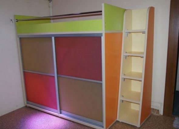 Lit lumineux avec une armoire multicolore