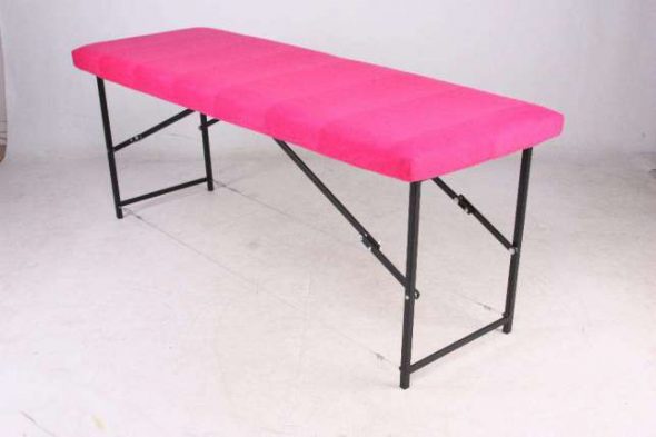 Table sur un cadre en métal