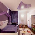 Délicat beige et violet brillant dans la chambre de la fille