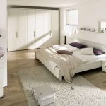 Chambre blanche dans un style moderne