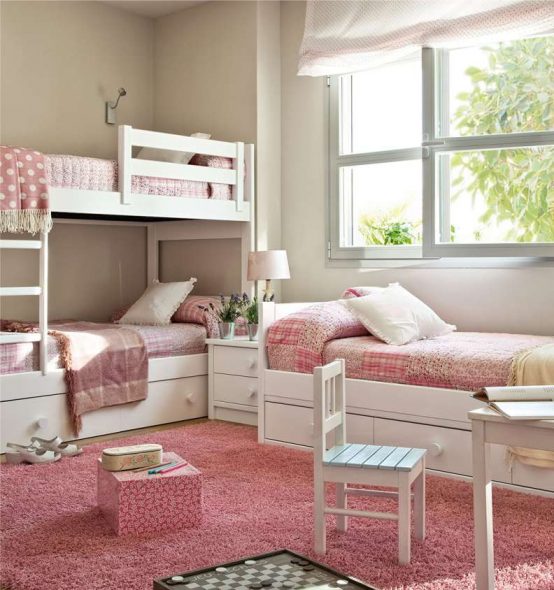 Chambre blanche-rose pour les enfants