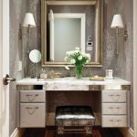 Coiffeuse blanche et dorée avec miroir