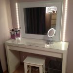 Coiffeuse éclairée blanche brillante