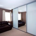 Armario blanco con puerta de espejo para el salón.