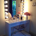 Coiffeuse blanche avec miroir de maquillage