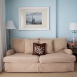 Canapé beige dans la chambre bleue