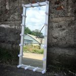 Grand miroir blanc au sol avec leurs mains