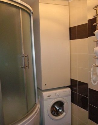 Grand casier près de la douche