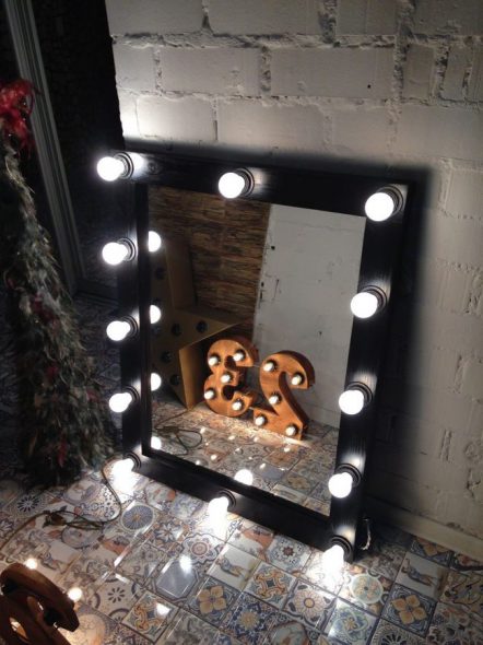 Cadre noir avec miroir de maquillage