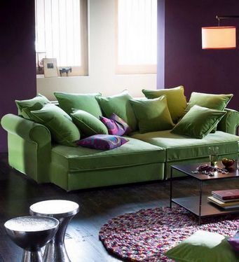 Canapé de couleur est introduit à l'intérieur d'une couleur différente.