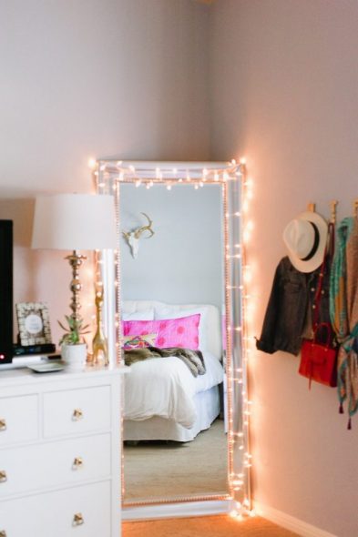 Décor et lumière supplémentaire pour un miroir sur toute la longueur avec guirlande