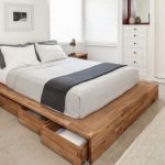 Lit en bois à l'intérieur blanc